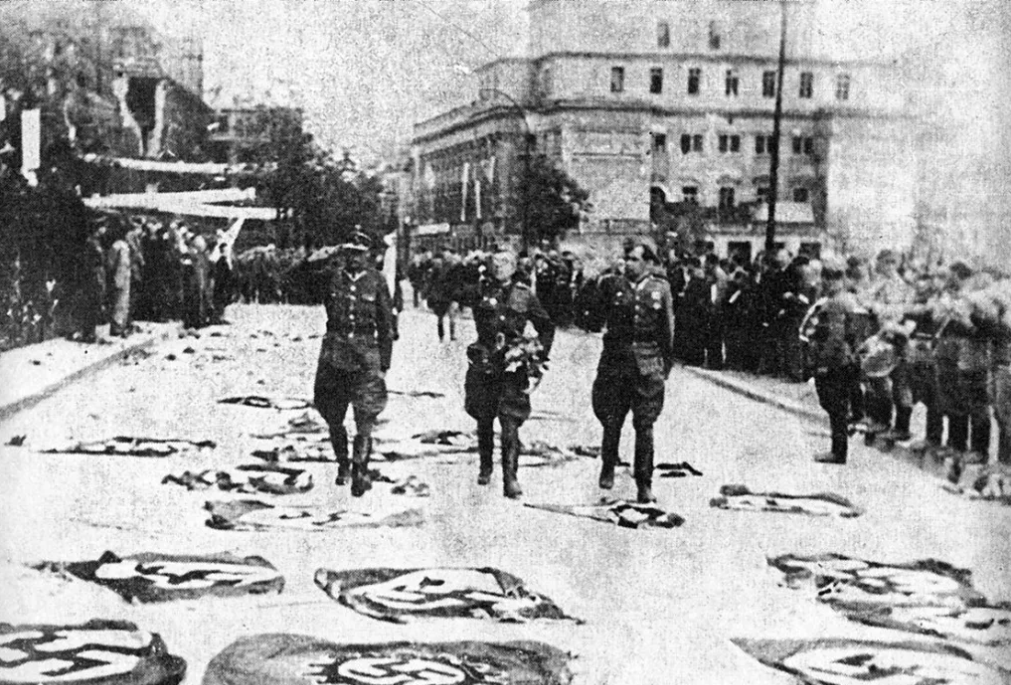 ヴロツワフのポーランド軍事パレード。 1945年5月26日。