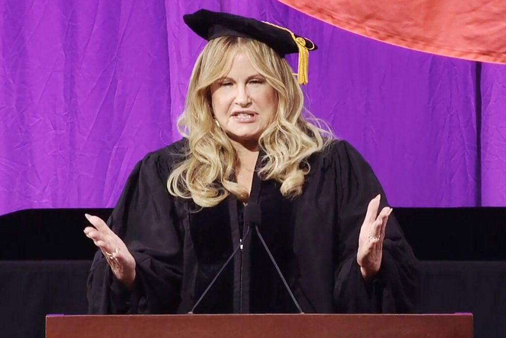 ジェニファー・クーリッジは、卒業生に壮大な開始スピーチで「不条理な可能性」を信じるように促します：「ただフリギン」