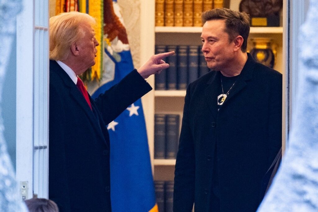 トランプは、GOPインサイダーが彼が「終わった、終わった」と認めているので、エロン・マスクの名前を真実の社会から一掃しました。