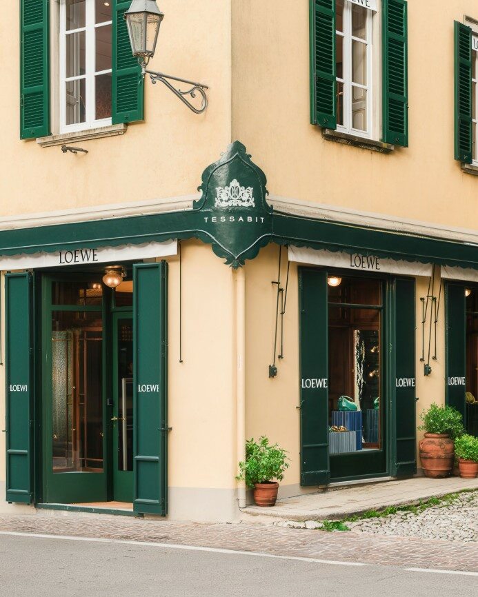 イタリアのチェルノッビオにあるスペイン高級ブランドの新ブティックの外観