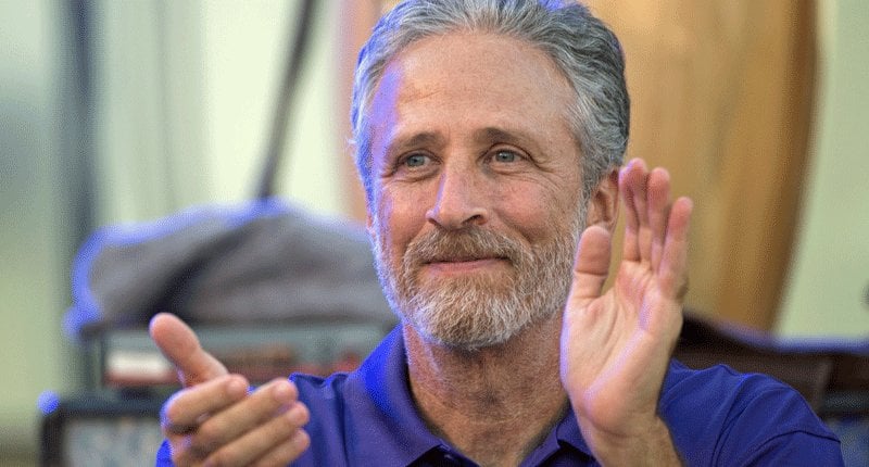 ジョン・スチュワートは、トランプが「保険金のために私たちの国を燃やす」恐怖を恐れている