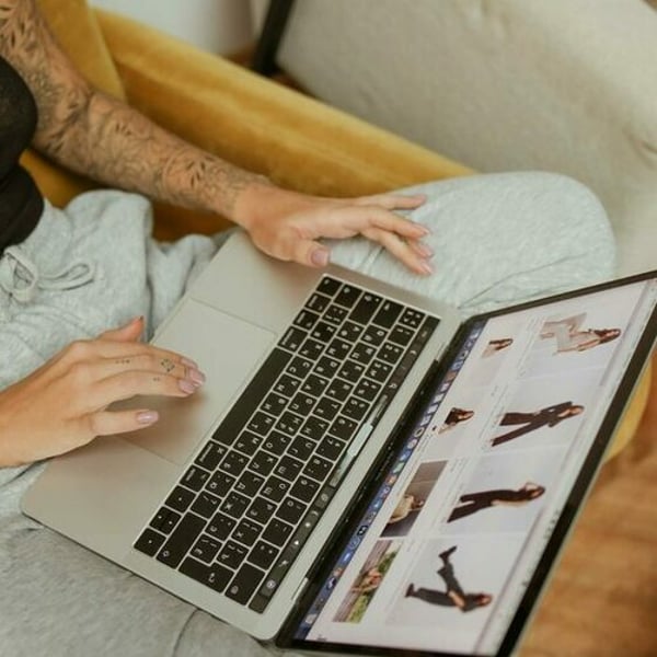 英国のオンラインショッピングが増加、しかし消費者は最安値に注目 - アドビ - FashionNetwork 日本