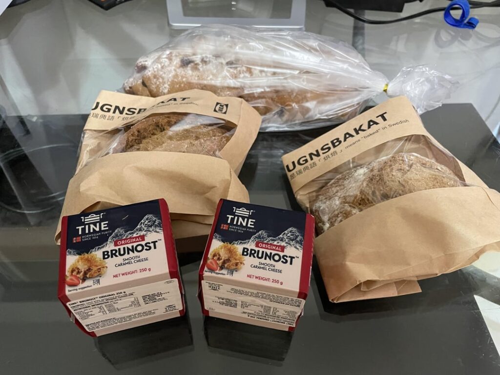 香港でノルウェーの茶色のチーズを2枚買った！