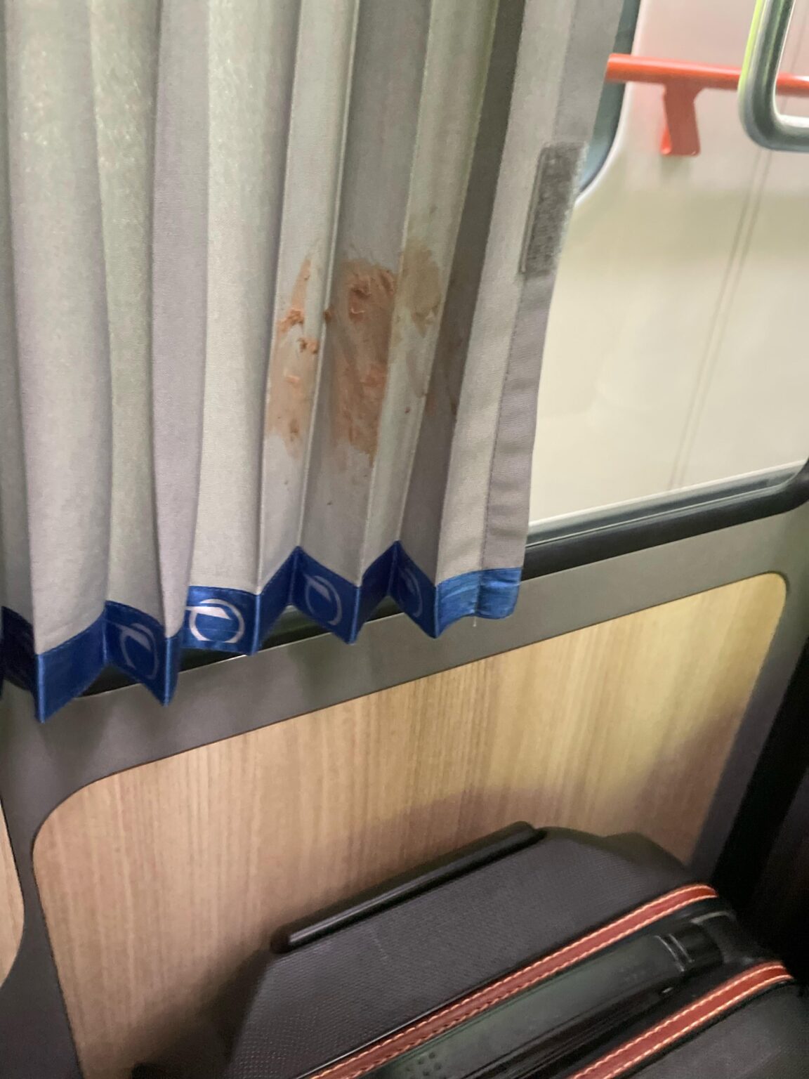 電車の上のカーテン。あなたのどちらがそれらに現れましたか？