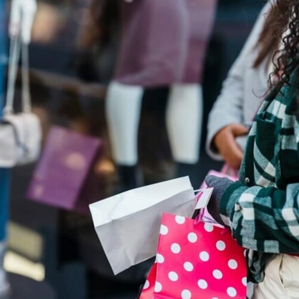 英国4月の小売支出は晴天が後押しするも、消費者は慎重な姿勢を維持 - FashionNetwork 日本