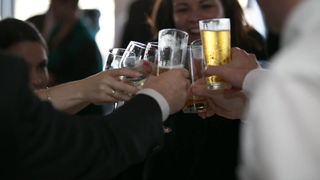 ブージーワークトリップが「Tech Bro」のCEOが「さらに酔っ払った」と主張する会社を訴える後、22万ポンドの仕事から略奪された女性