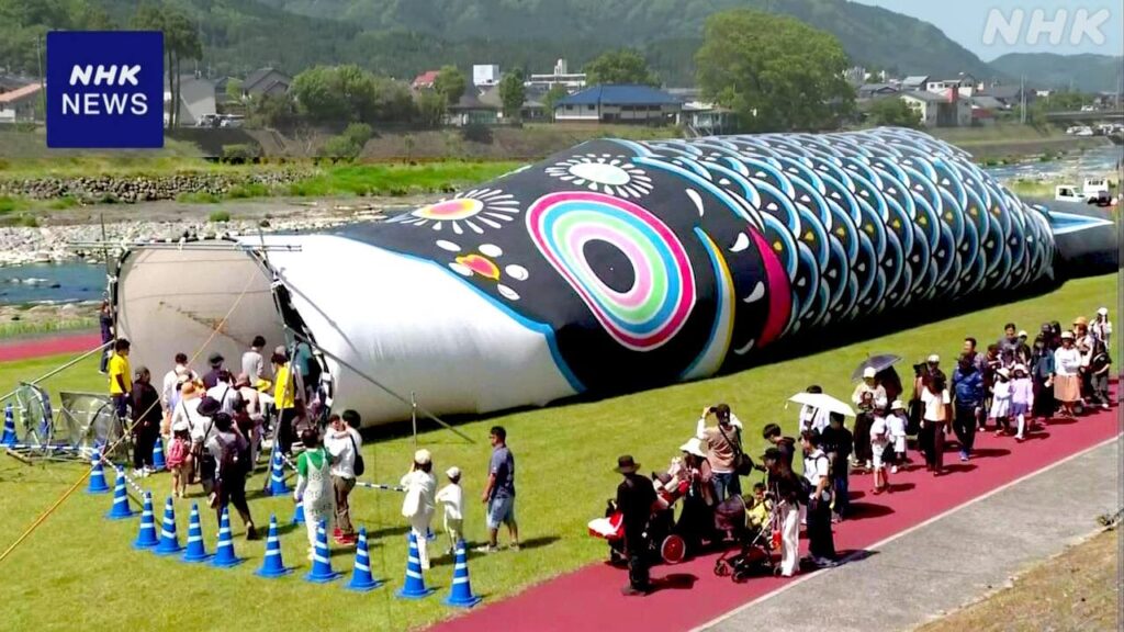 「ジャンボこいのぼり」の中をくぐり抜け 大分 玖珠町