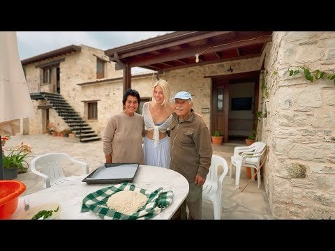 キプロスの山岳村にあるこのカップルの年配のキプロスは、このビデオの外国人クリエーターに、都市以外のキプロスのシンプルなライフスタイルがどのようなものかを示しています。それを楽しんでください、それは多くの思い出を取り戻すかもしれません。