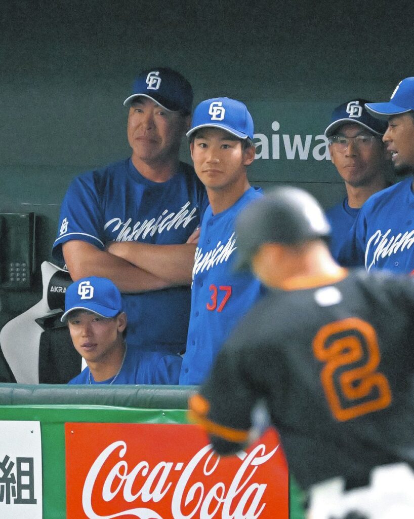 ８回裏、３ランを放った巨人・吉川（手前）を見つめる井上監督（後方左）