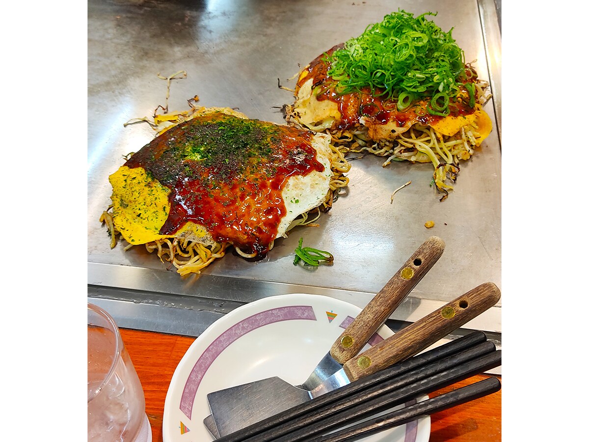 広島でお好み焼きを楽しむ（写真：パウラさん提供）