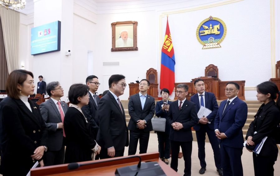 Speaker of the National Assembly of the Republic of Korea Tours the “Ikh Khuraldai” Hall