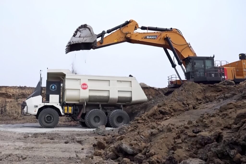 中国初の100台規模の鉱山向け無人運転電気ダンプカー車両群が稼働開始