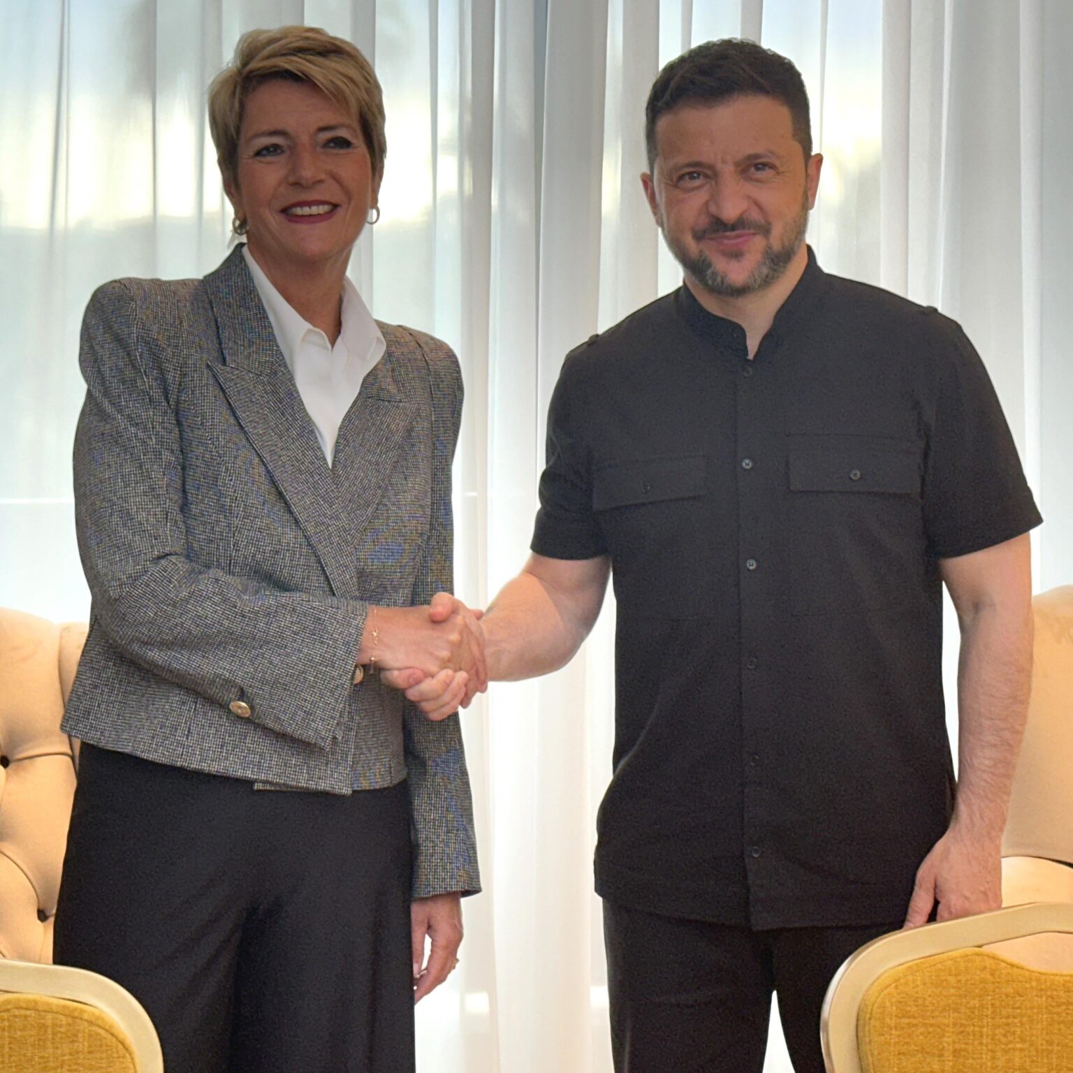 ウクライナの大統領であるVolodymyr Zelenskyyは、イタリアのローマにあるスイスのKarin Keller-Sutterの大統領と出会い、握手をしました。