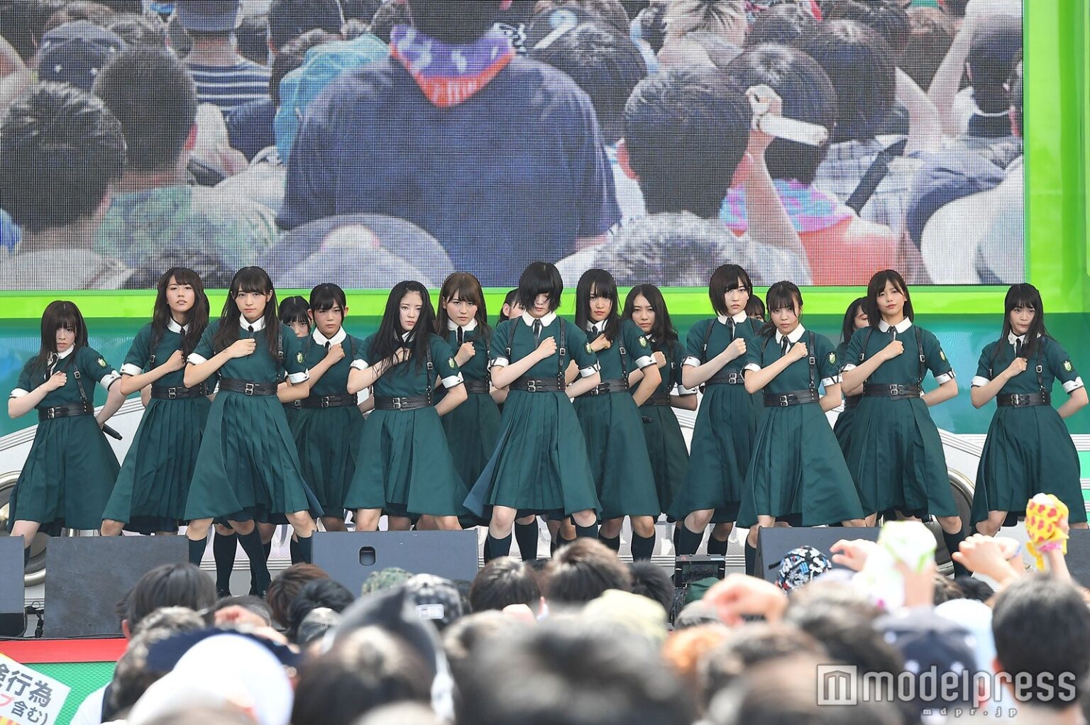 櫻坂46「サイレントマジョリティー」作詞裏話 秋元康氏が1期生に感じた印象「嬉しくないのかな」 - モデルプレス