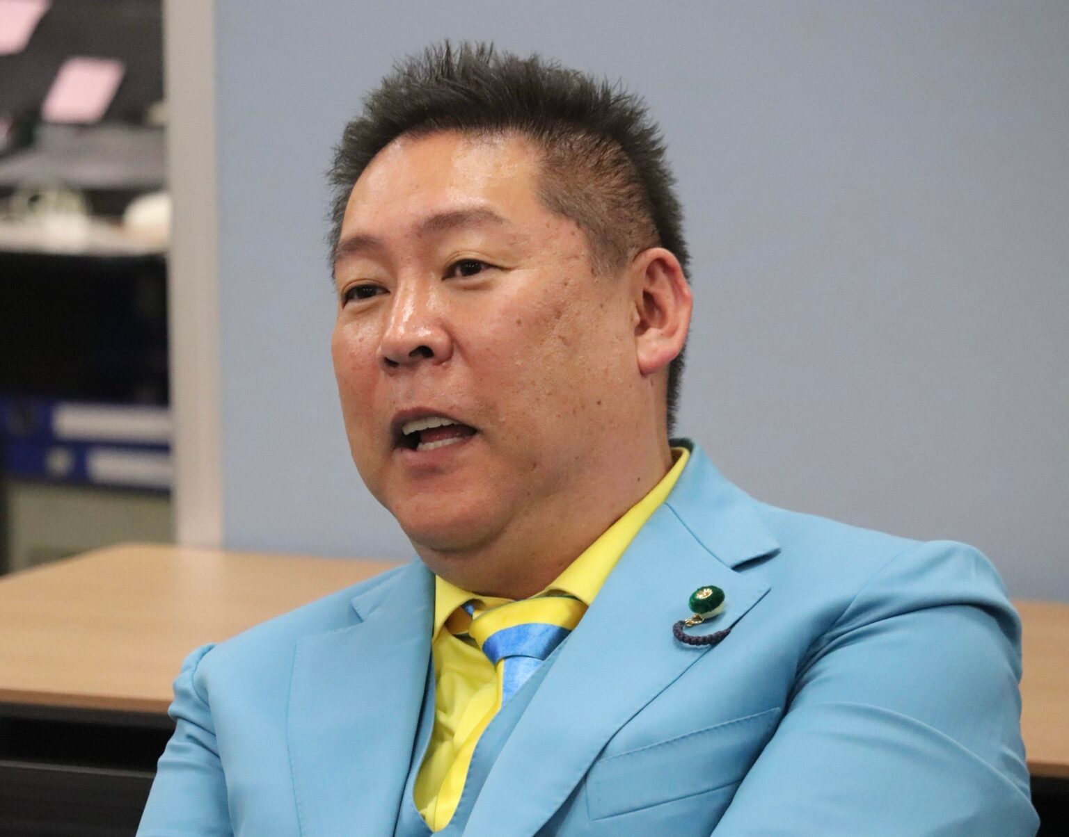 立花孝志氏がグレイヘアに激変！“泉房穂氏モノマネ”公開「何やっとんだしゃー」がっつりパワハラいじり - よろず〜ニュース