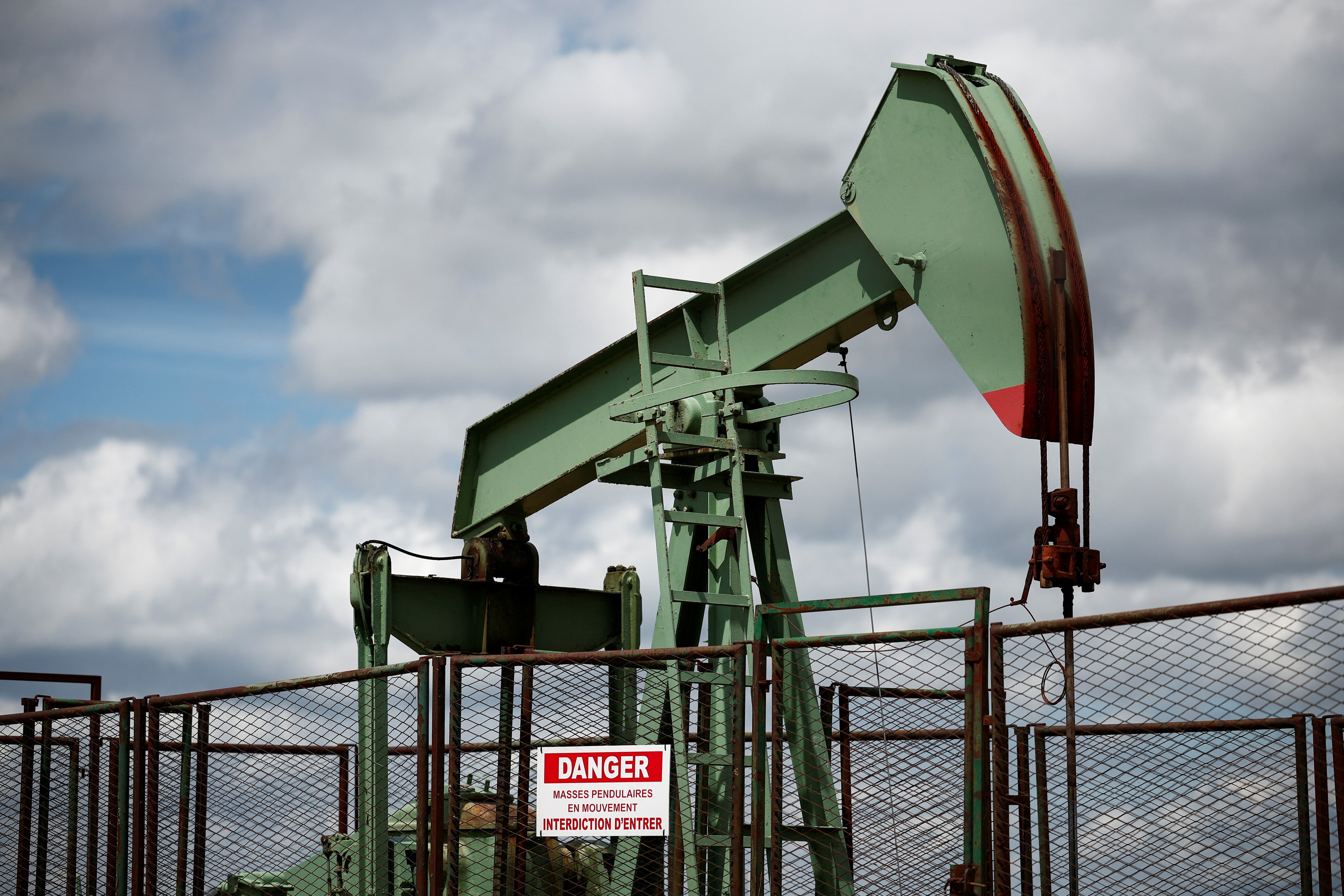 原油先物上昇、米国の生産減と中国・欧州の需要増加見込みで