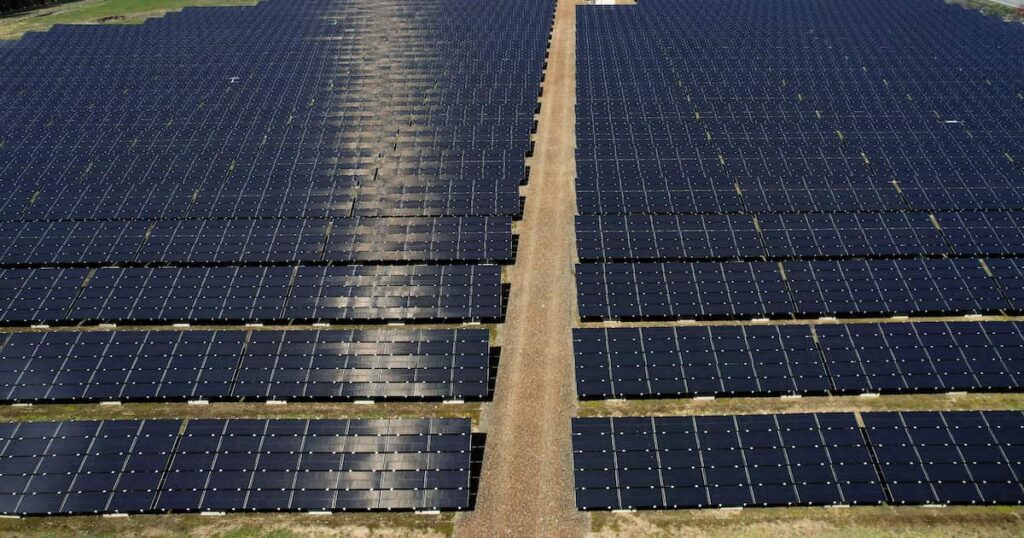 中国製太陽光発電に不審な通信機器搭載 遠隔操作で大規模停電恐れ ロイター報道 - 産経ニュース