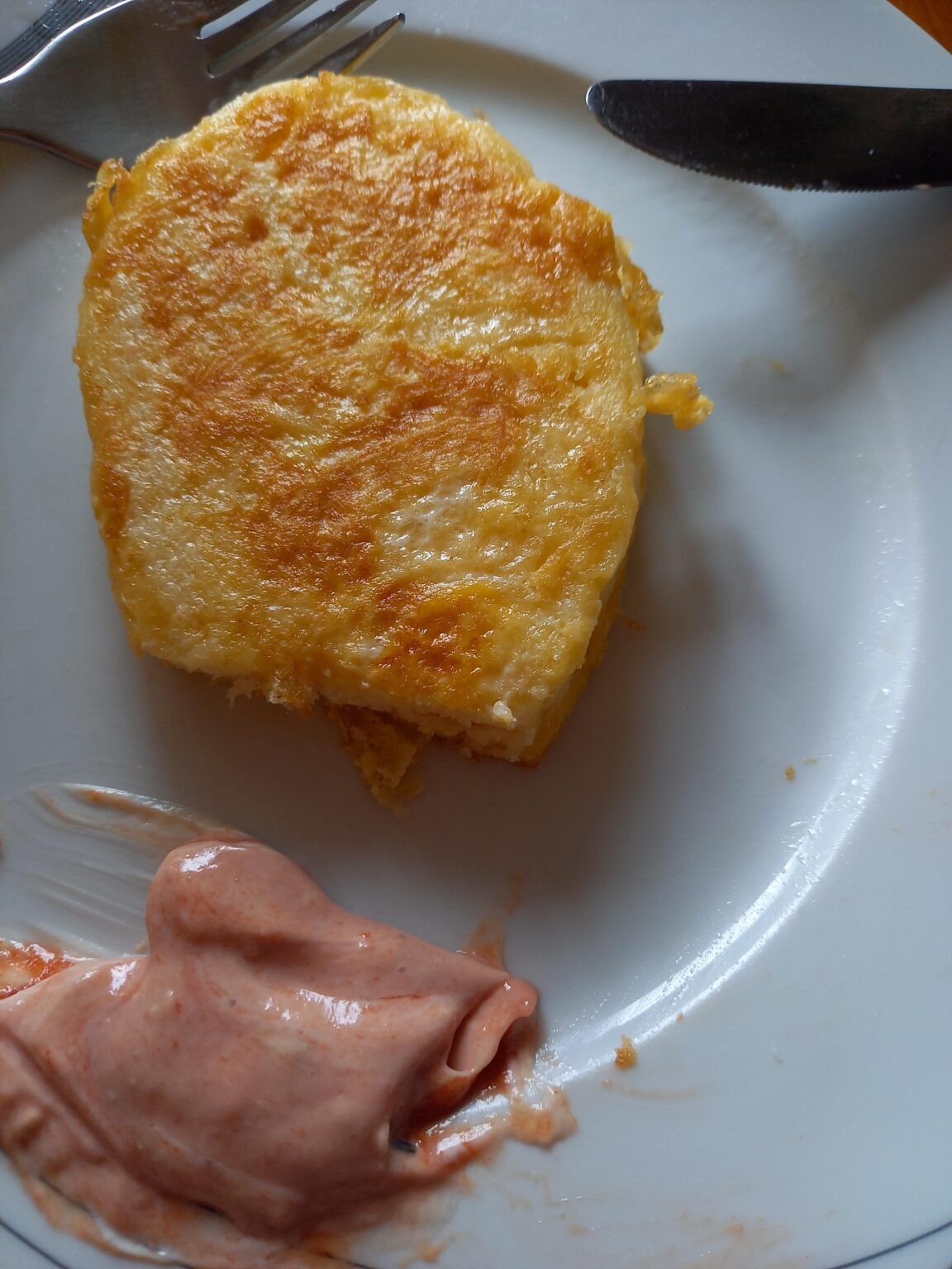 誰がタルタルとケチャップを混ぜますか？