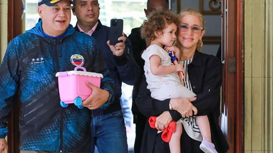 ベネズエラに到着したマイケリスちゃんを抱いて歩く同国のシリア・フローレス大統領夫人/Government of Venezuela