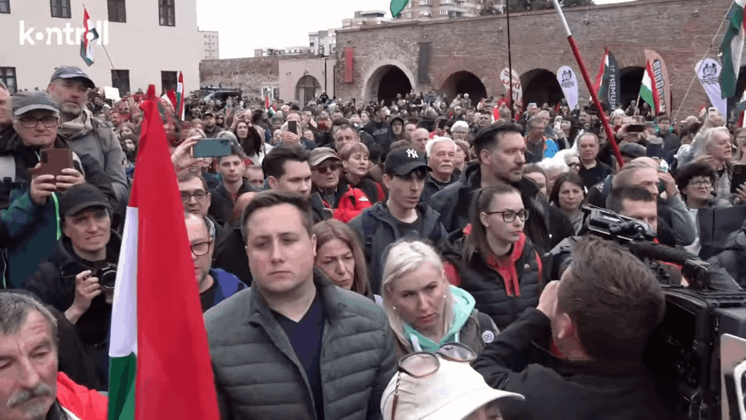 城の重量、30k+オンラインフォロワー！ Oradea、PéterMagyar、2025.05.24