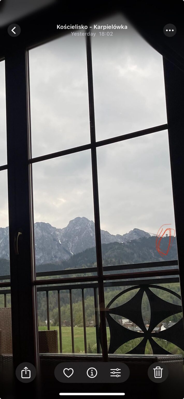 Giewontの右側にあるTatra Mountainsのこの岩を特定するのを手伝ってくれるでしょうか？私はあなたに懇願しています。