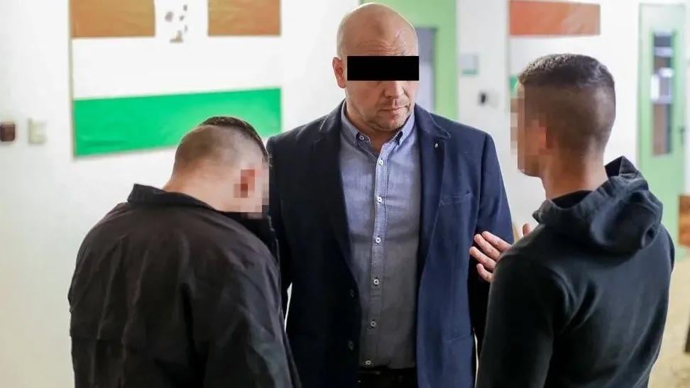 そこには、次に逮捕された児童保護モンスターがあります