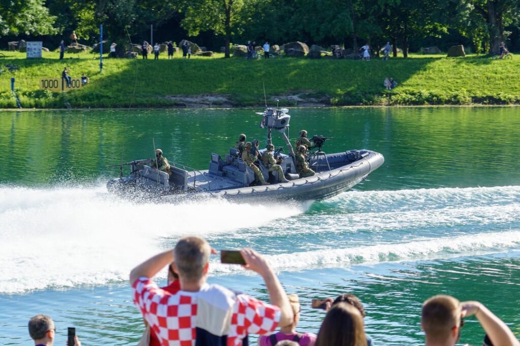 Jarunでの今日の軍事デモの演習からの私の写真のいくつか