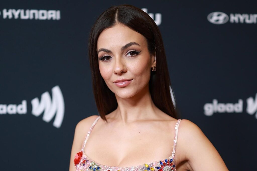 ビクトリアの正義は、彼女が「私たち全員が歌う」アリアナ・グランデのミームの死の脅迫を受けたと言います。