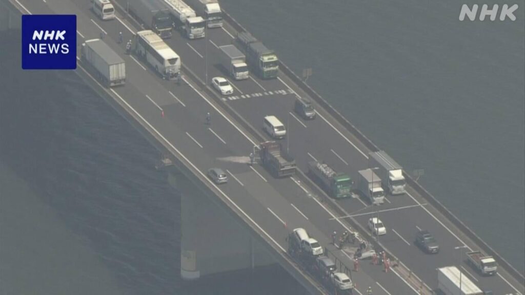 大阪 此花区 阪神高速で観光バスなど3台絡む事故 1人けが