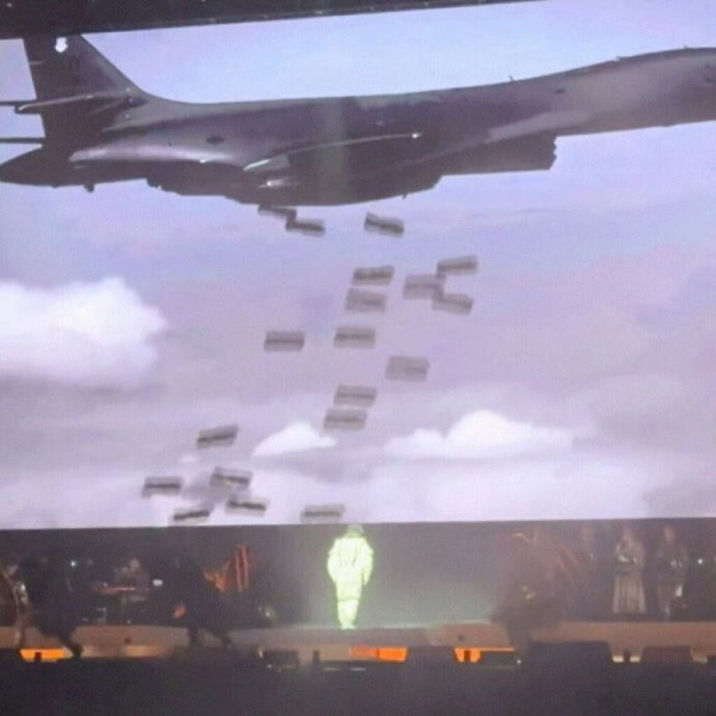 香港の大人気歌手イーソン・チャンの日本初単独ライブ、爆弾投下の映像が物議