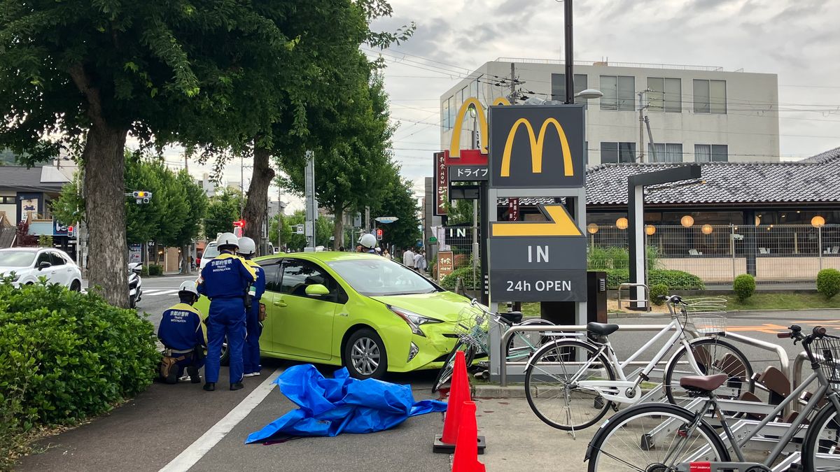 【速報】「マクドナルド」前で停車中の車に軽自動車が追突…歩道の自転車の73歳女性が巻き込まれ死亡　京都・西大路通