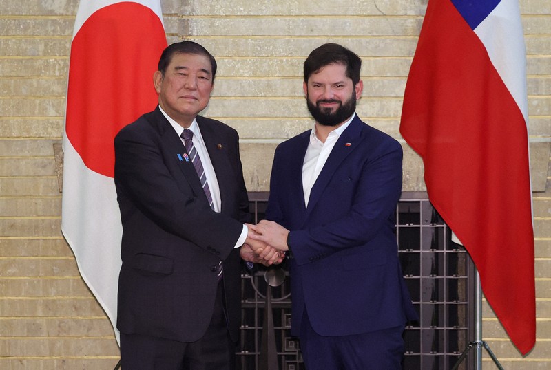 チリのガブリエル・ボリッチ大統領（右）との会談に臨む石破首相＝首相公邸で2025年5月11日午後1時57分（代表撮影）