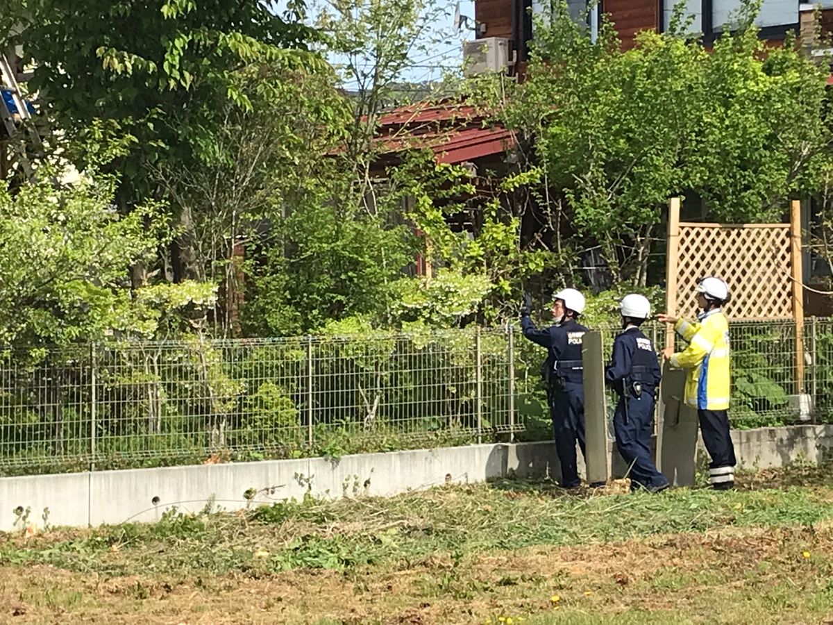 【速報】住宅の庭にクマ１頭居座る　警察などが警戒中　山形・上山市の住宅街