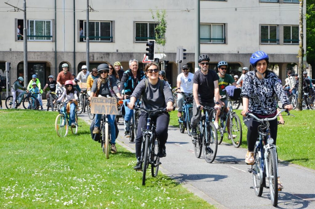 今週の日曜日、ポルトのキディカルミサでは、250人以上が自転車のためのより良いインフラストラクチャと最小のよりフレンドリーで安全な通りを必要とするために街を旅しました