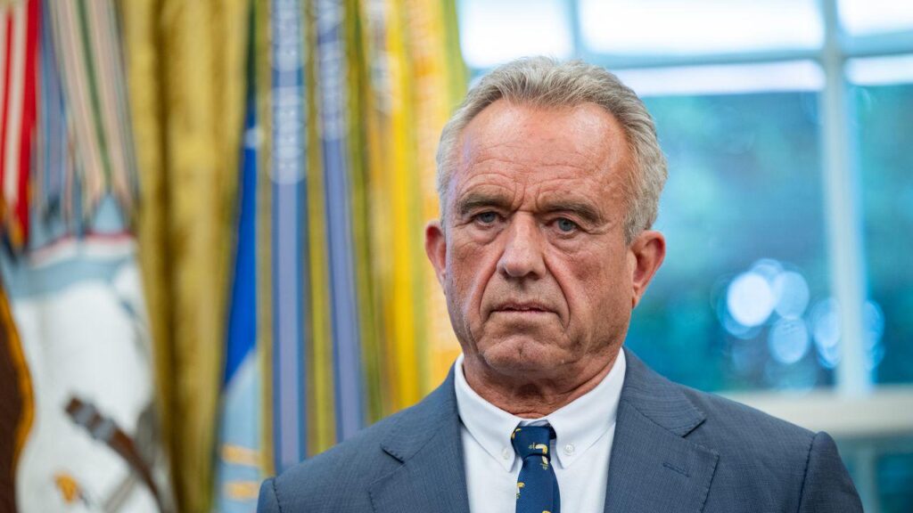 RFK Jr.は、母の日のために、下水汚染の小川で孫を浸して孫を連れて行きました。