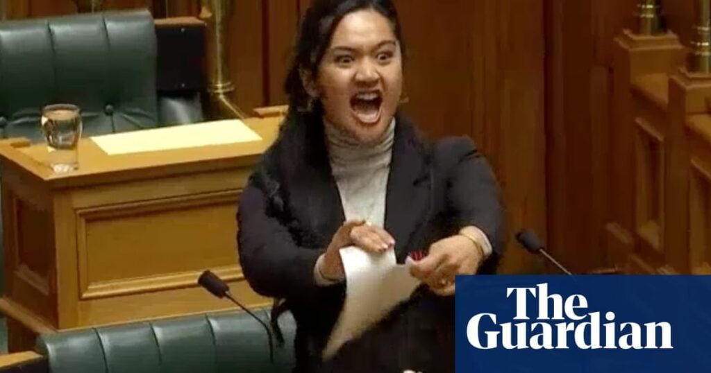 前例のない罰を与えられた議会でハカを演じたニュージーランド議員
