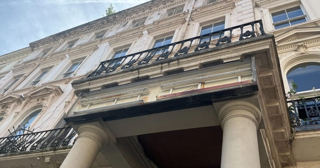 ロシアの制裁はこれらのロンドンの邸宅を空にしました。今、彼らはバラバラになっています。デイビッド・ダビデビッチの邸宅は、ロシアのオリガルヒが所有するロンドンで最も高価で美しい物件の多くに来るかもしれないものの前兆である遺棄されています。