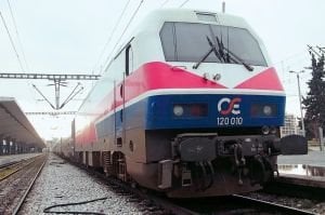 IC53テッサロニキ - アテネトレインは固定化され、190人の乗客が