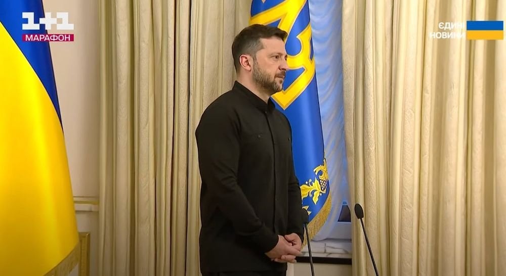 Zelenskyyは、ウクライナなしでウクライナについて決断を下さないようにトランプに求めました。ウクライナ大統領は、アメリカの指導者との会話に続いてブリーフィング中にこの声明を発表しました。ウクライナは軍隊を自分自身の領土から撤退させず、ロシアの最後通告に屈しません。