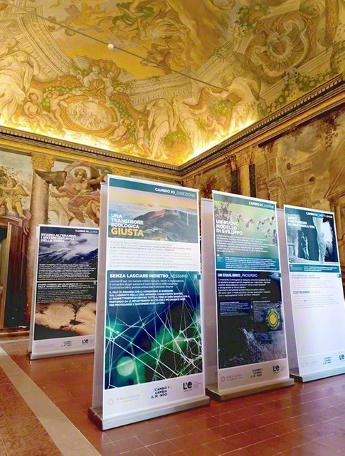 壮麗なフレスコ画に彩られた「パラッツォ・カッラーラ」のホールに展示が設置された（テルニ市内で）