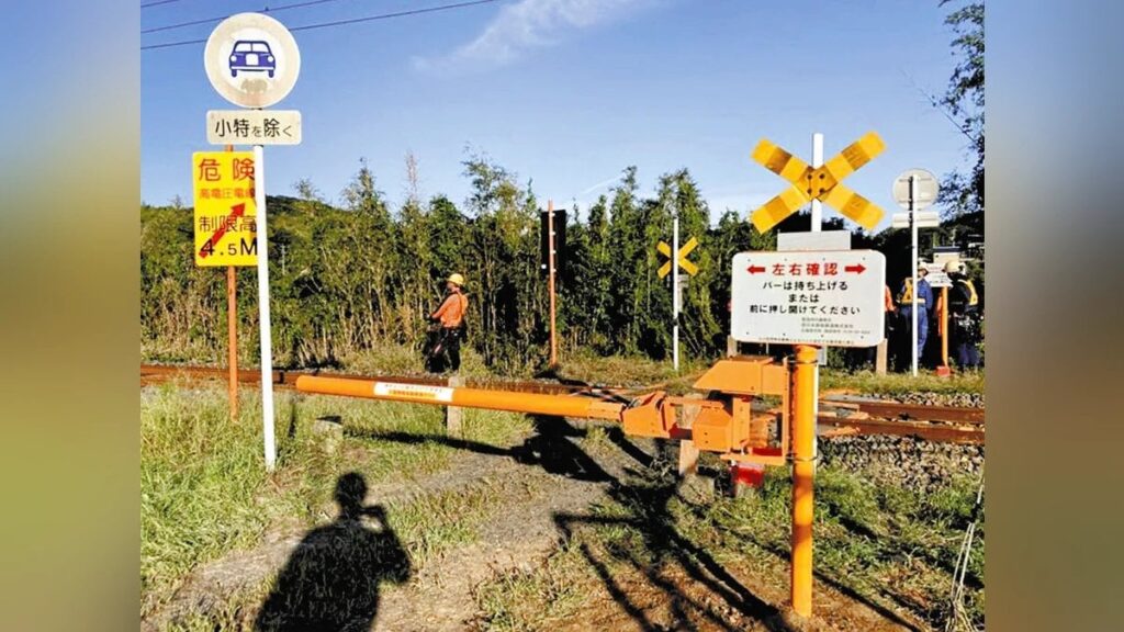 危険な踏切に「斜め上にも開く」新ゲート、農作業用の車は「手で押しながら通行可能」…ＪＲ西が設置