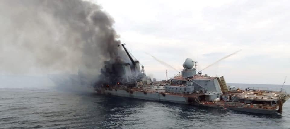 ロシアのミサイル巡洋艦Moskvaの沈没に関する詳細な内部の説明が公開されています。それは、船が火と煙で圧倒され、安全システムが故障し、内部構造が崩壊し、乗組員が自分自身を救うために穴の穴から飛び出した方法を説明しています。