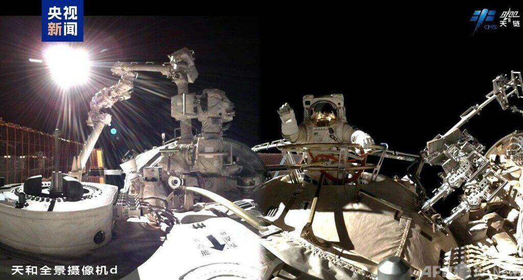 中国の有人宇宙船「神舟20号」乗組員 初の船外活動を完了