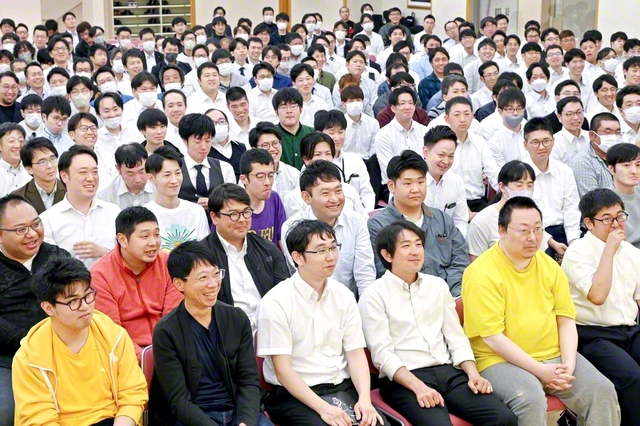 さらなる広布前進を誓う北海道男子部の大会。方面歌「三代城の歌」を皆で大合唱した（5月29日、北海道文化会館で）