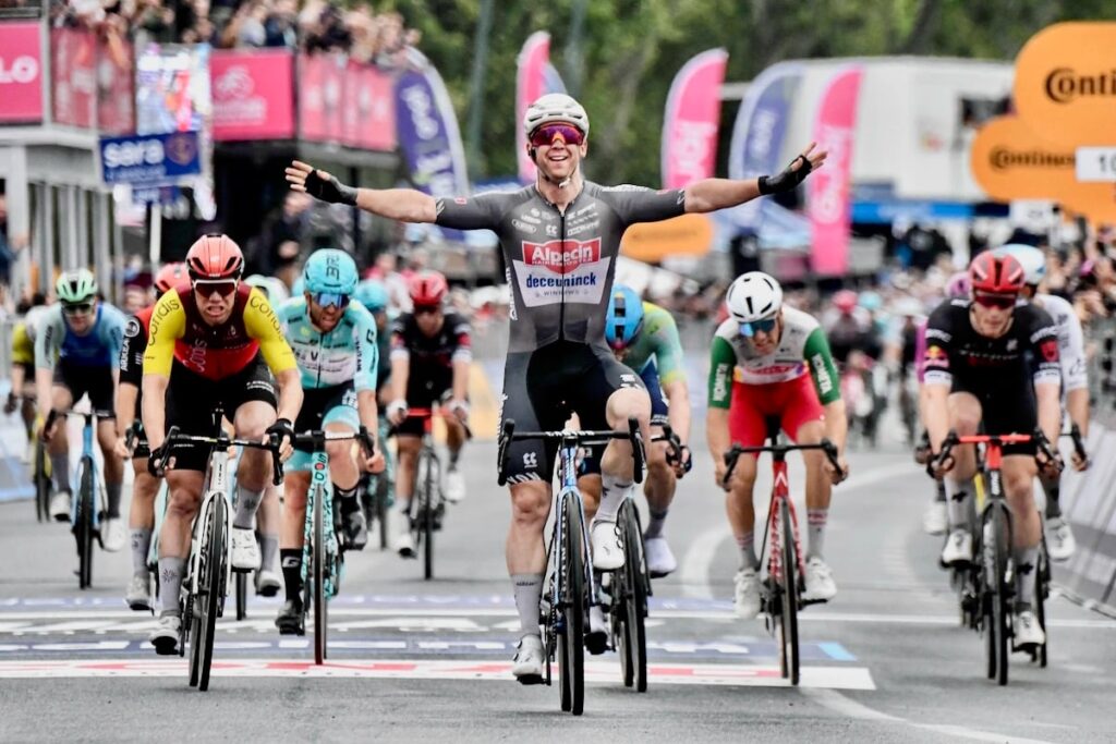 雨の大規模落車で一時中断　グローブスが混沌の集団スプリントを制す - ジロ・デ・イタリア2025第6ステージ | cyclowired