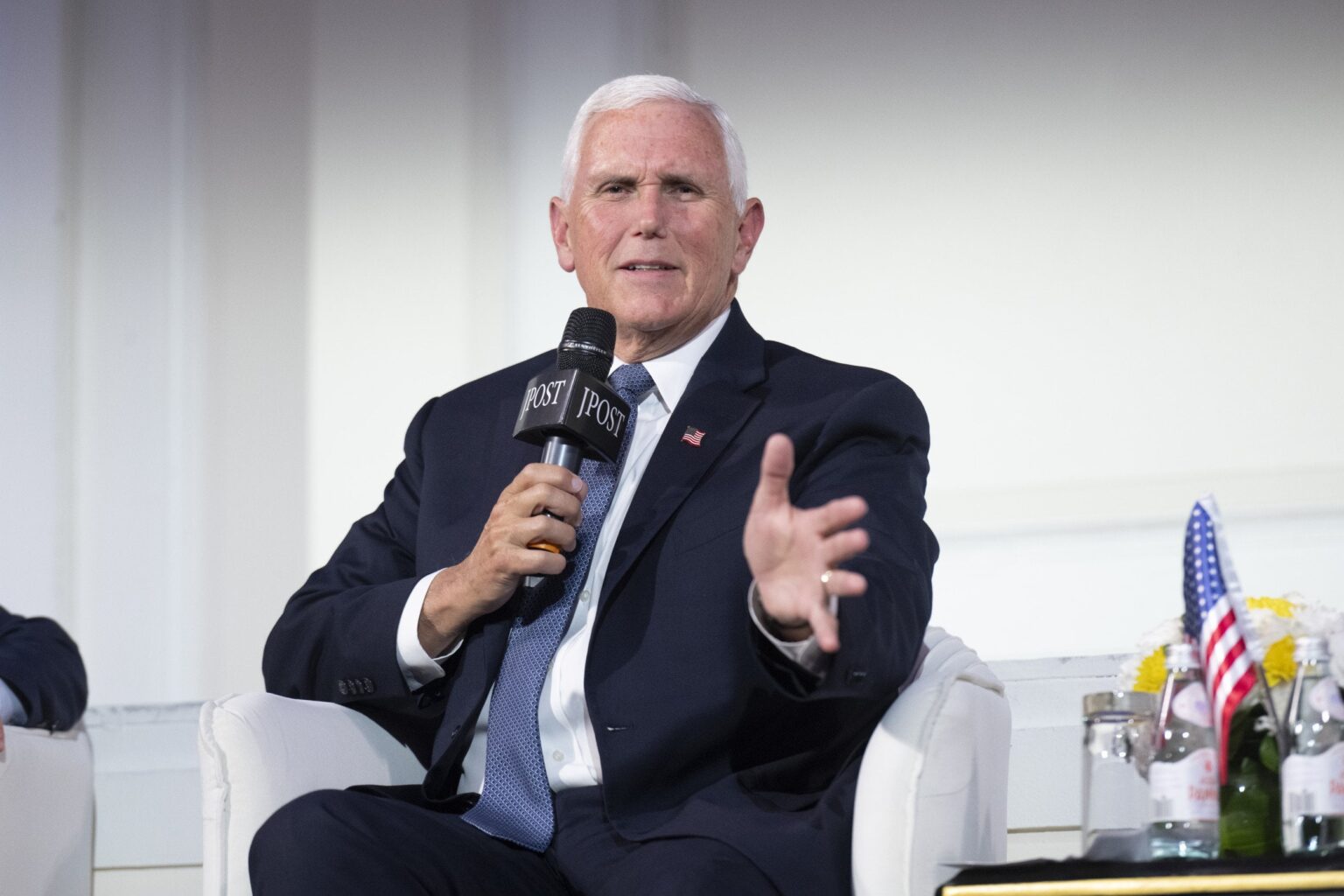 マイク・ペンスは、ドナルド・トランプが憲法を無視していると非難している