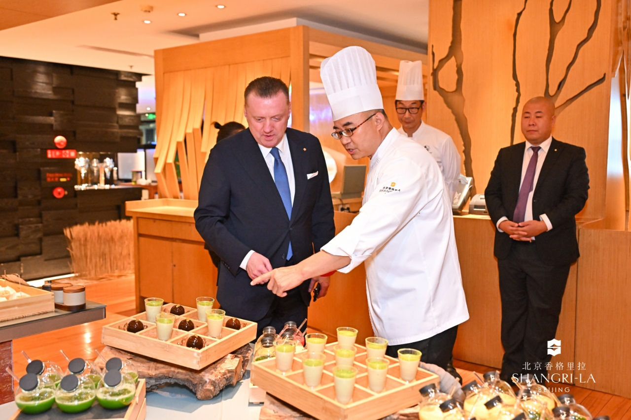 カルロ・シュメッドさん（左）とシャングリ・ラ北京のシェフ