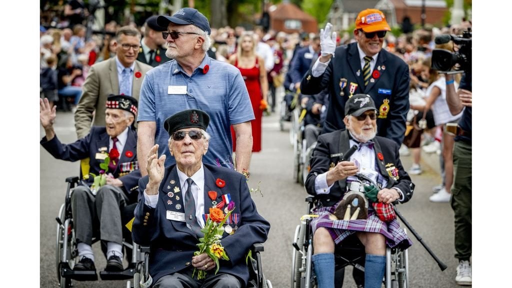パレードのカナダの第二次世界大戦の退役軍人：「オランダの人々との特別な絆」
