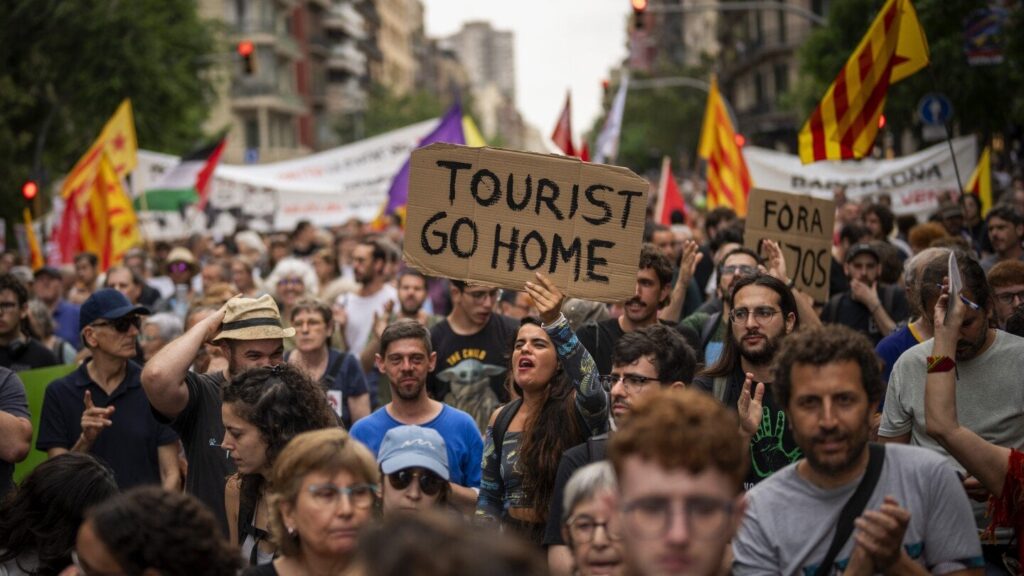 スペインは、airbnbにルール違反に対する65,000のホリデーレンタルをブロックするように命じます
