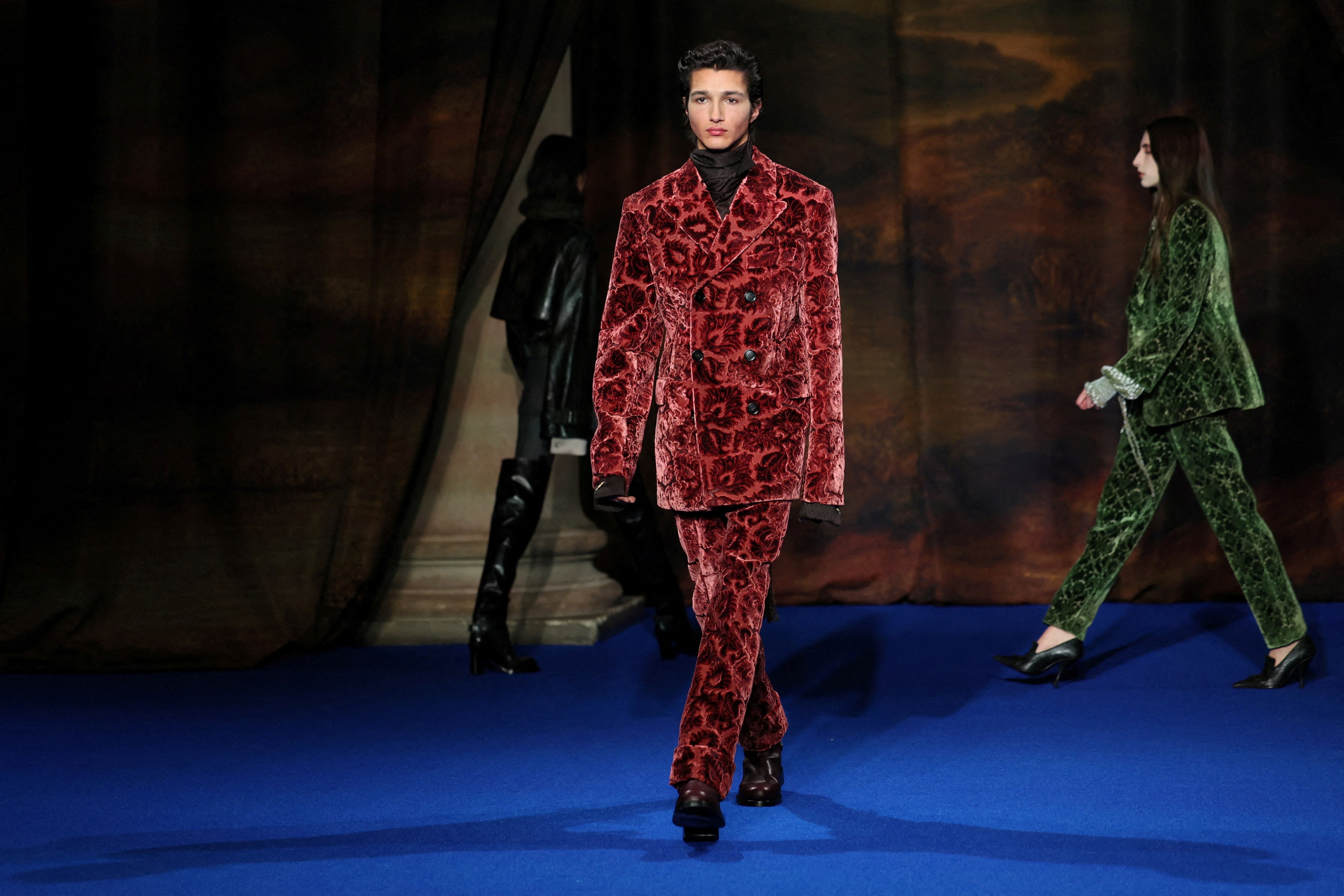 バーバリー、人員20％削減へ　通期決算は予想上回る